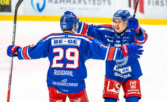 Oskarshamns Kim Rosdahl jublar med Lukas Pilö