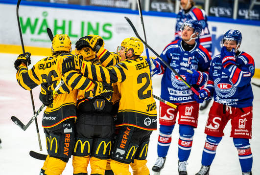 Skellefteås Jonathan Pudas jublar med lagkamrater