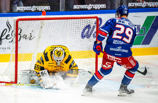 Skellefteås målvakt Gustaf Lindvall och Oskarshamns Kim