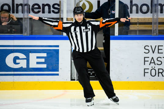 Domare Mikael Andersson dömer bort ett mål