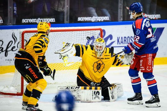 Skellefteås Adam Wilsby och målvakt Gustaf Lindvall mot