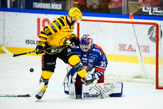 Skellefteås Oscar Möller och Oskarshamns målvakt Joe