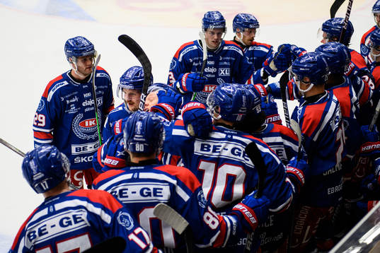 Oskarshamns Patrik Karlkvist jublar med lagkamrater