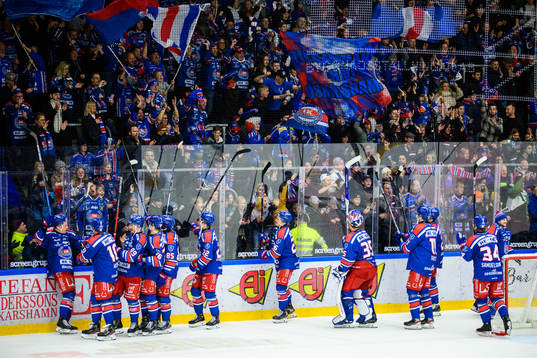 Oskarshamns spelare jublar med supportrar