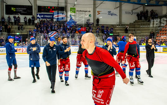 Oskarshamns Jonas Engström samt övriga spelare jublar
