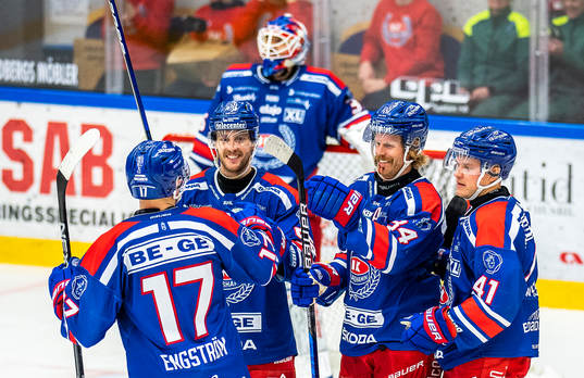 Oskarshamns Philip Samuelsson jublar med lagkamrater