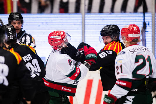 Frölundas Jan Mursak och Brynäs Simon Bertilsson bråkar