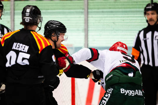 Frölundas Jan Mursak och Brynäs Simon Bertilsson bråkar
