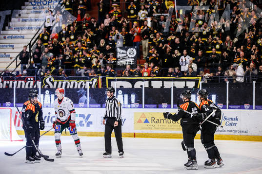 Brynäs Nick Olesen jublar med lagkamrater