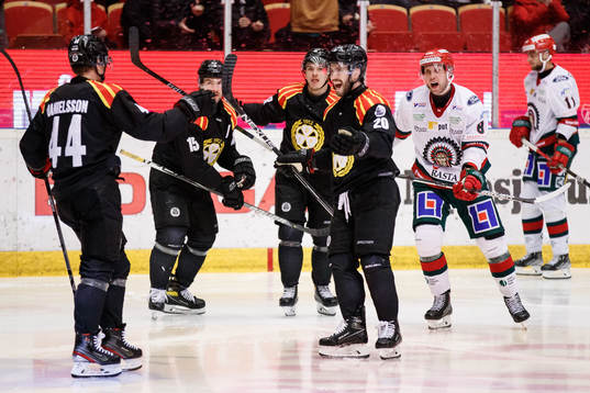Brynäs Nicklas Danielsson jublar med Oula Palve