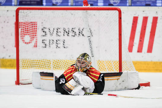 Brynäs målvakt Veini Vehviläinen deppar