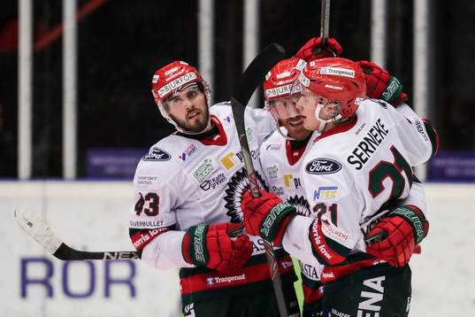 Frölundas Karl Henriksson jublar med lagkamrater