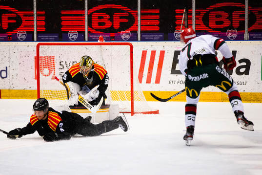 Brynäs målvakt Veini Vehviläinen räddar ett skott från