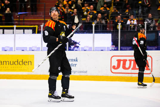 Brynäs Anton Rödin tackar publiken