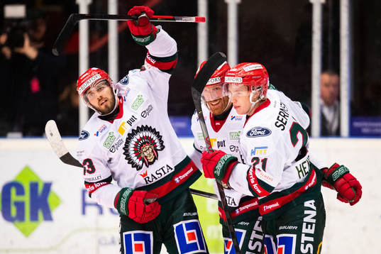 Frölundas Karl Henriksson (h) jublar med Jens Olsson och