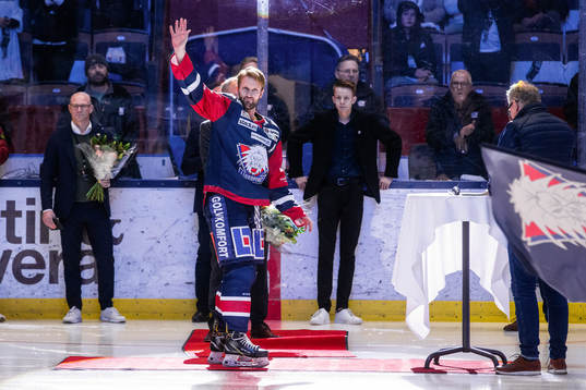 Linköpings Sebastian Karlsson tar emot pris