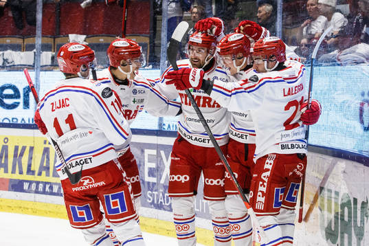 Timrås Jens Lööke jublar med lagkamrater