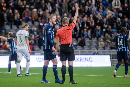 Djurgårdens Kalle Holmberg reagerar mot domarenn