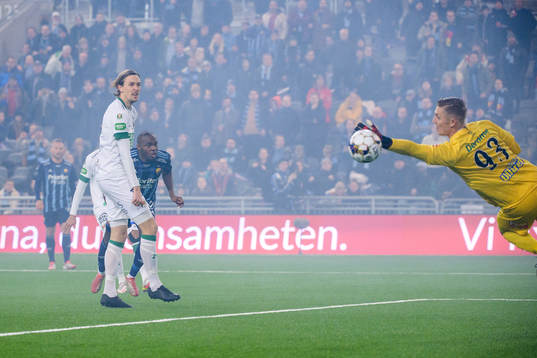 Djurgårdens Edward Chilufya gör 1-1 på Varbergs målvakt
