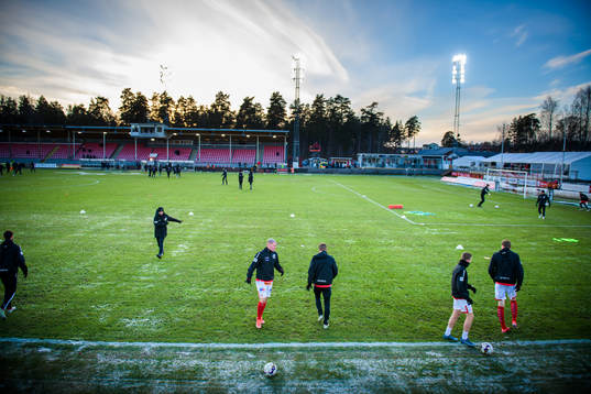 Degerfors spelare värmer upp på en frostig plan