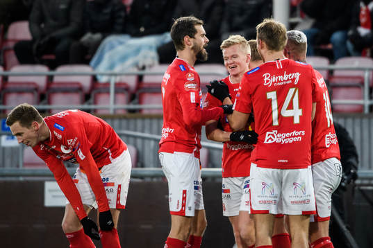 Degerfors Karl Axel Lindahl jublar med lagkamrater