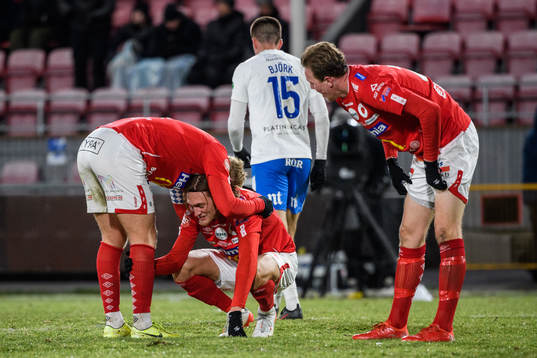 Degerfors spelare jublar