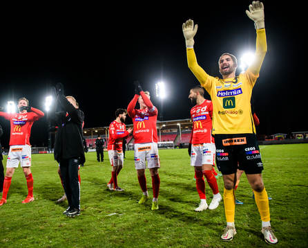 Degerfors målvakt Alfie Malik Whiteman jublar