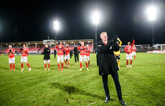 Degerfors Karl Axel Lindahl jublar med lagkamrater