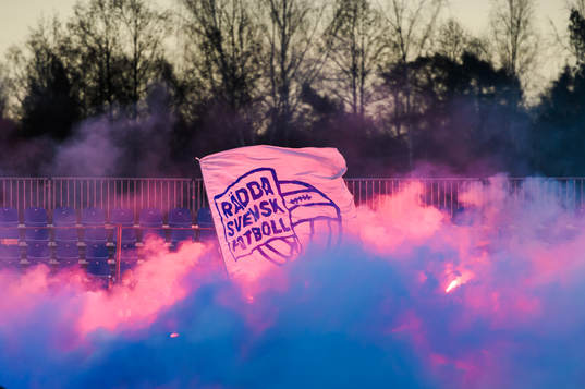 En banderoll med rädda svensk fotboll på