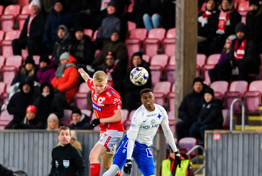 Degerfors Karl Axel Lindahl och IFK Norrköpings Abdulrazaq