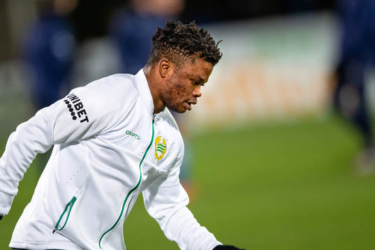 Hammarbys Akinkunmi Amoo före fotbollsmatchen i