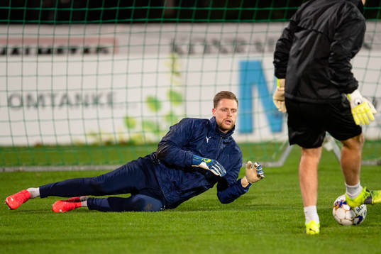Halmstads målvakt Malkolm Nilsson Säfqvist före