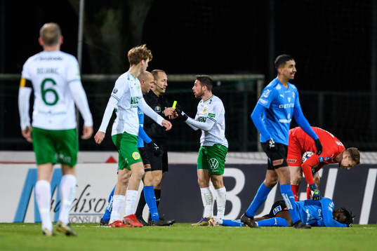 Hammarbys Aljosa Matko får ett gult kort