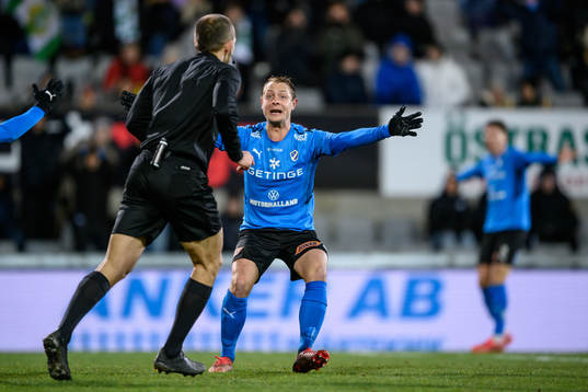 Halmstads Joel Allansson reagerar mot domare Victor Wolf