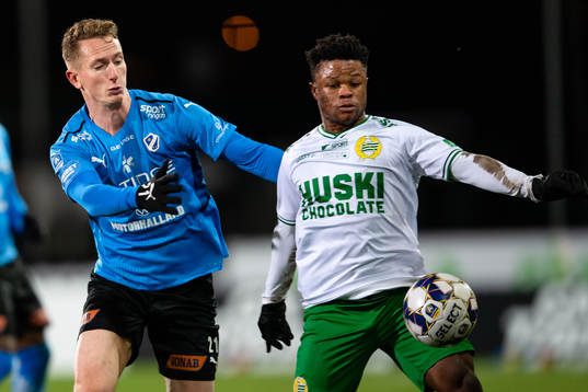 Halmstads Andreas Bengtsson och Hammarbys Akinkunmi Amoo