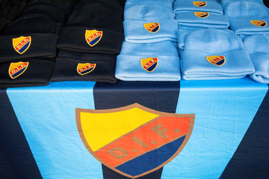 Djurgårdens mössor i en souvenirbutik