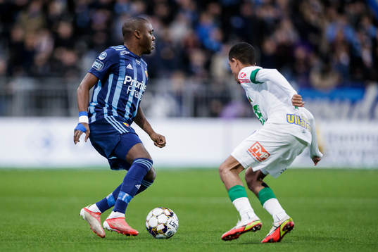 Djurgårdens Edward Chilufya och Varbergs Tashreeq Matthews