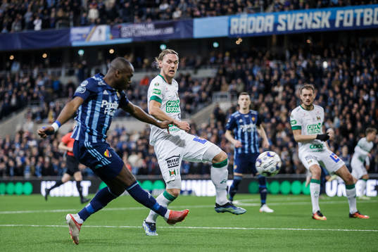 Djurgårdens Edward Chilufya och Varbergs Hampus Zachrisson
