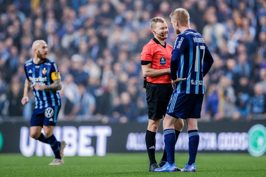 domare Fredrik Klitte och Djurgårdens Kalle Holmberg