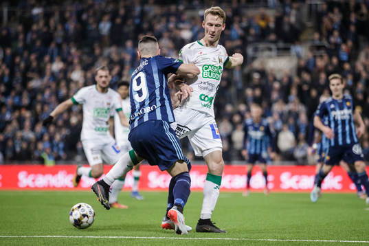 Djurgårdens Haris Radetinac i en duell med Varbergs