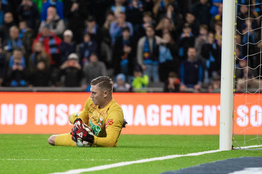Varbergs målvakt Philip Mårtensson räddar en straff
