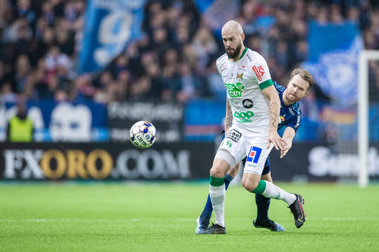 Varbergs Robin Simovic och Djurgårdens Jacob Une Larsson