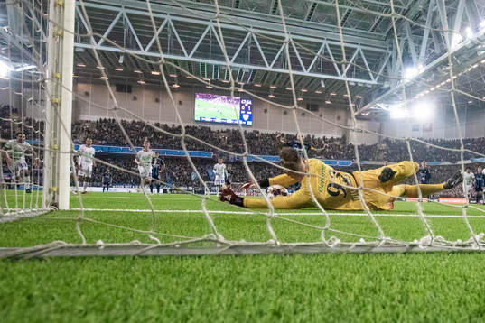 Varbergs målvakt Philip Mårtensson räddar en straff