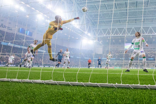 Varbergs målvakt Philip Mårtensson med en räddning