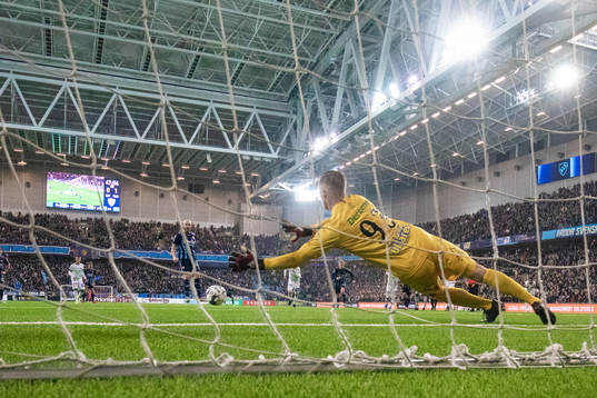 Varbergs målvakt Philip Mårtensson räddar en straff