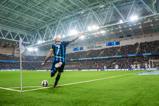 Djurgårdens Magnus Eriksson med en hörnspark