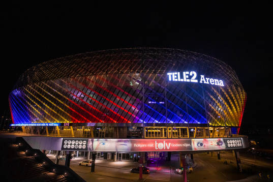 Tele2 Arena upplyst i Djurgårdens färger