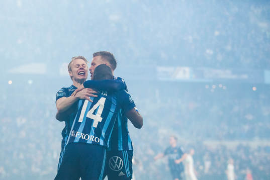 Djurgårdens Edward Chilufya jublar med Elliot Käck och