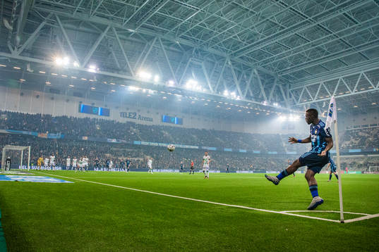 Djurgårdens Emmanuel Banda med en hörna
