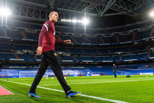 Ludwig Augustinsson of Sevilla enaters the pitch
